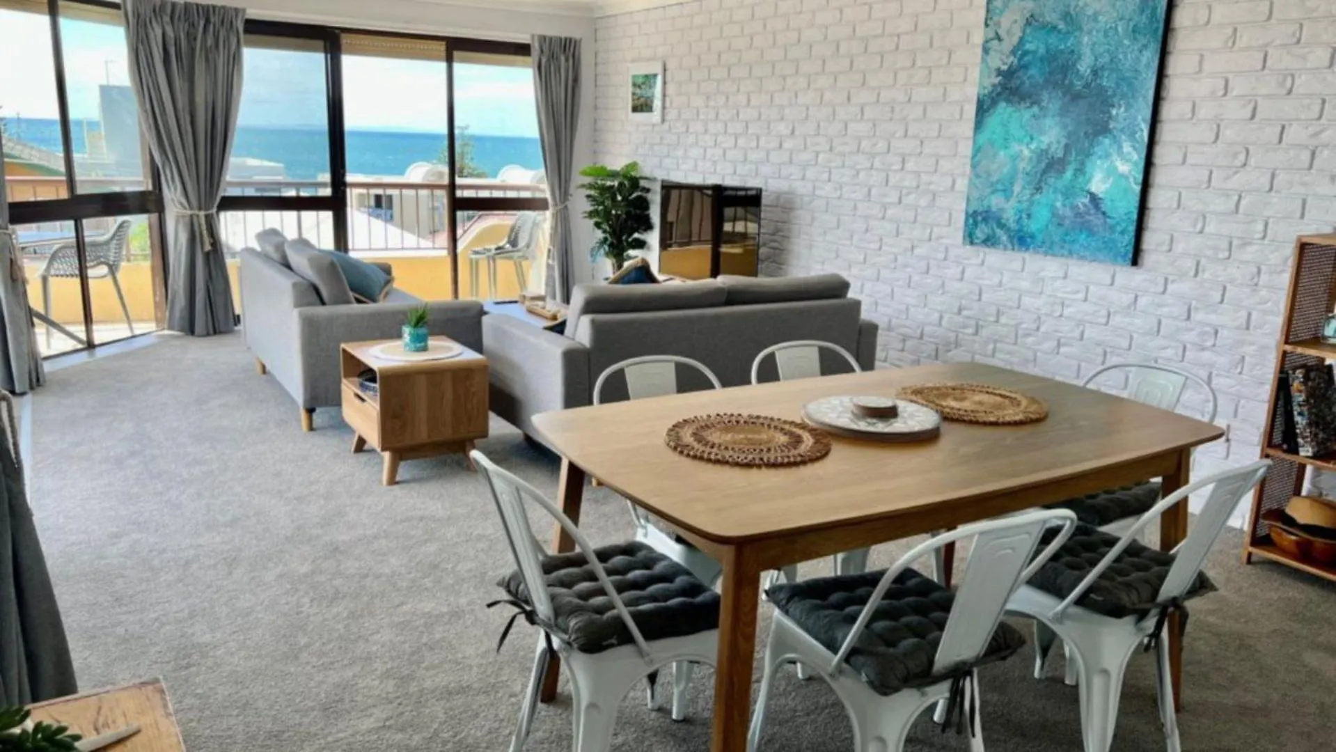 A Minutes Walk To The Beach! Caloundra